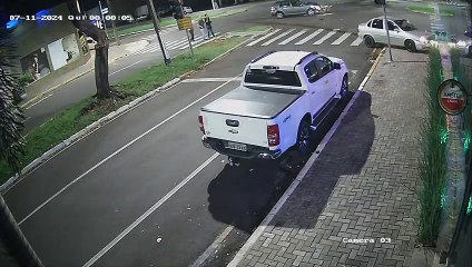Vídeo mostra colisão entre carros na Castelo Branco em Umuarama