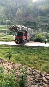 Chinese rural experienced drivers transport bamboo. How is the turning technique for truck T-junctions?