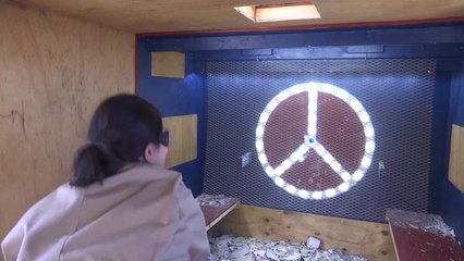 "선거 때문에 화나면 던지세요"...'유리 깨기' 행사 열려 / YTN