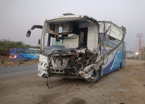 Video : डंपर के पीछे से टकराई स्लीपर कोच, आधा दर्जन यात्री घायल