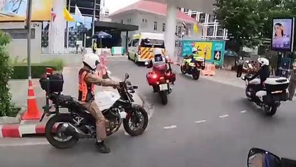 ตำรวจจราจรโครงการพระราชดำริ ทางหลวง นำขบวนช่วยเด็ก 2 เคสป่วยวิกฤตเข้า กทม.