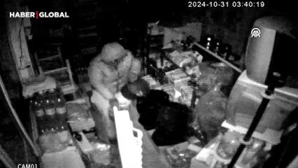  Hırsızlık yaparken kameraya yakalanmamak için çakmak ışığıyla gezdi