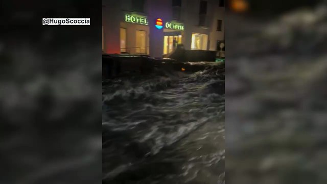 Las lluvias intensas se concentran en Girona: Una riada arrastra 32 coches en Cadaqués