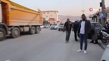 Motosiklet kamyonla çarpıştı: Aracın altından yürüyerek çıktı