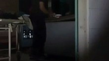 perhatikan di jendela