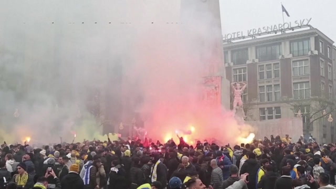 Clashes break out between Maccabi Tel Aviv fans and pro-Palestinians in Amsterdam