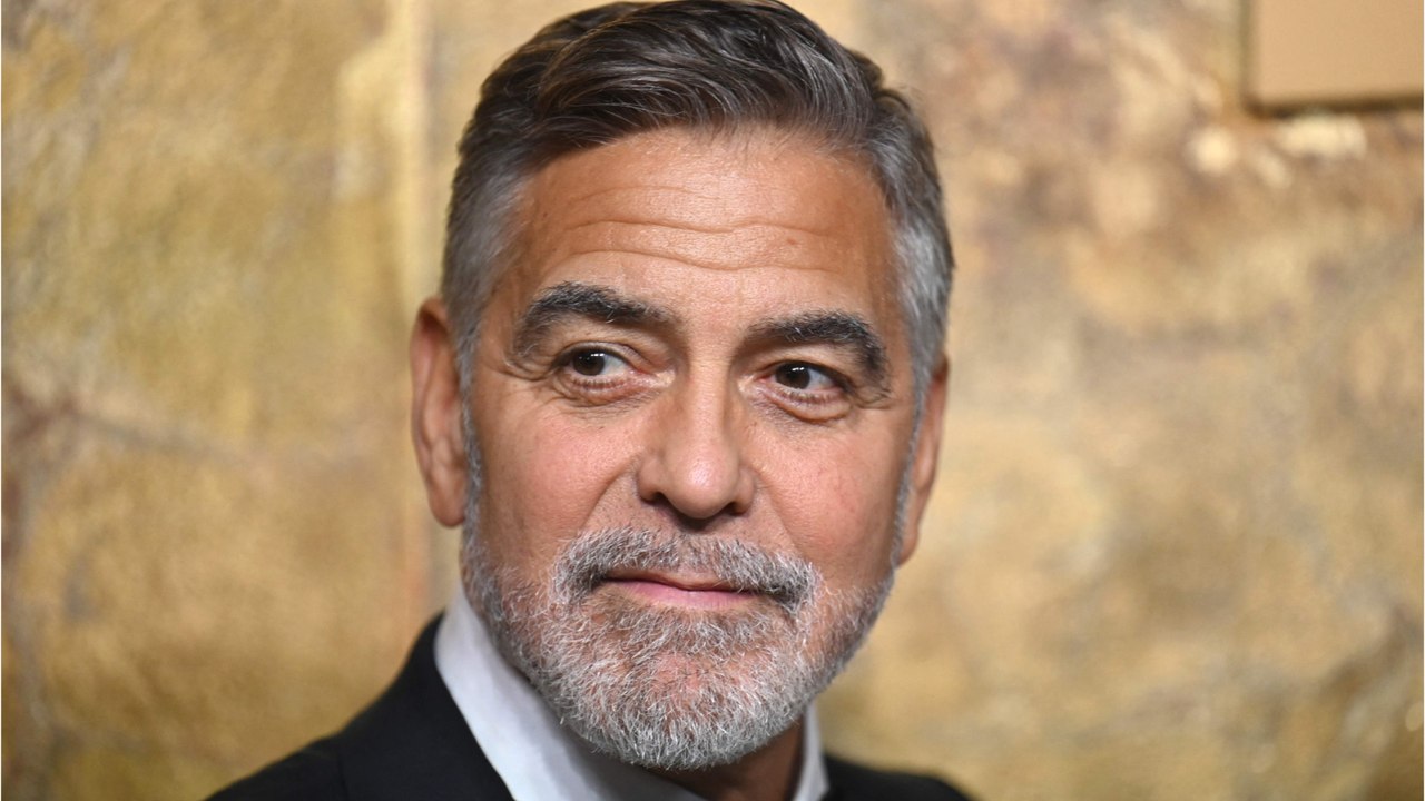 GALA VIDEO - George Clooney installé dans le Var : Fiat 500, confidences… Son apparition décontractée !