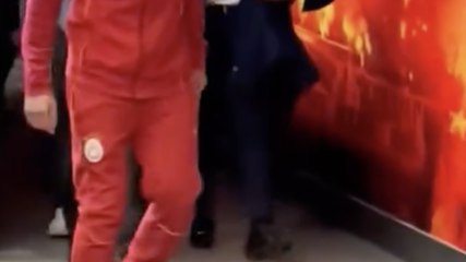 Icardi si rompe il crociato e lascia lo stadio zoppicando: il video