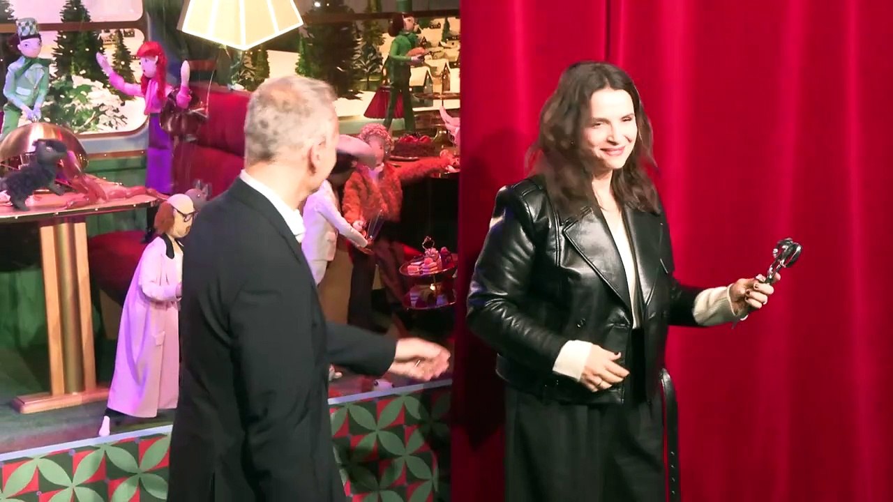 Paris: Juliette Binoche inaugure les vitrines de Noël du Printemps