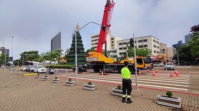 Avenida Brasil fica parcialmente interditada para instalação da Decoração de Natal