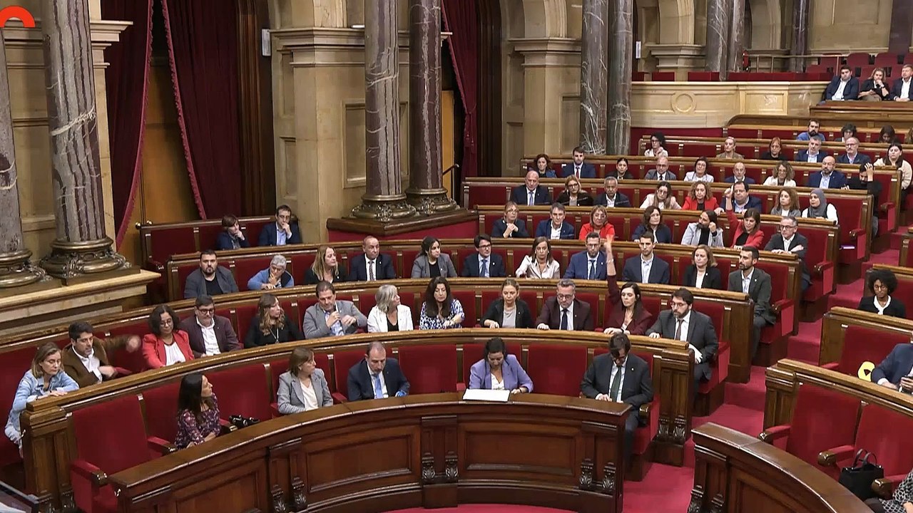 Anna Navarro (Junts) hace la peineta a dos 'consellers' de la Generalitat