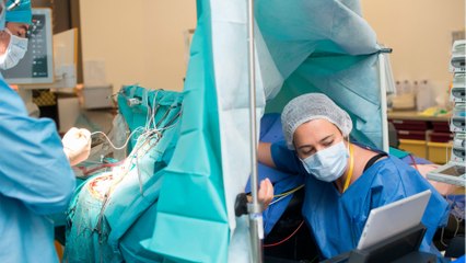 Tumorentfernung im Wachzustand: Neue Lebensfreude für junge Frau nach erfolgreicher OP