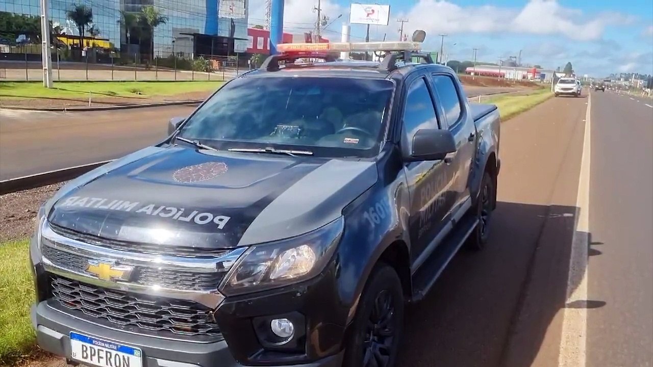 Caminhão carregado com contrabando tomba na BR-277