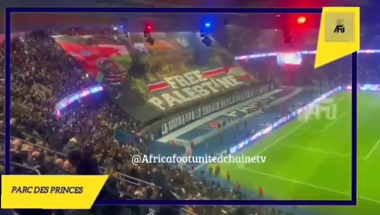 🚨 L'énorme tifo FREE PALESTINE déployé par le Collectif Ultras Paris. ❤️💙🇵🇸 "🤝 La guerre sur le terrain mais la paix dans le monde" 🕊️ #LDCUEFA #PSG #ATLÉTICOMADRID
