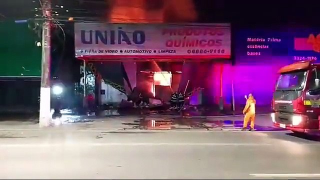 Incêndio de grandes proporções destrói loja de materiais químicos em Maceió