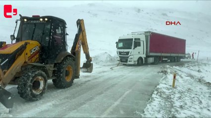 Kar nedeniyle yolda kalan TIR'a iş makineli kurtarma