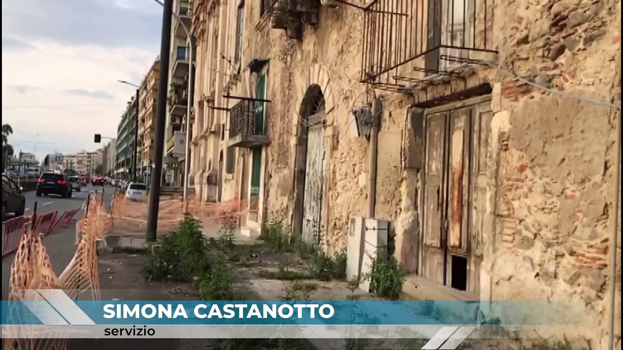 Grossa perdita d'acqua in un locale abbandonato e pieno di rifiuti