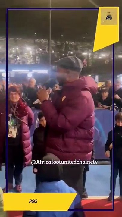 #LDCUEFA 🏆Devant le tapis rouge du Parc des Princes 🏟️. L’arrivée des joueurs du #PSG 🔵🔴 sous les vivats ,des applaudissements 👏et au même moment,le bus de l’Atletico Madrid passe sous les huées !