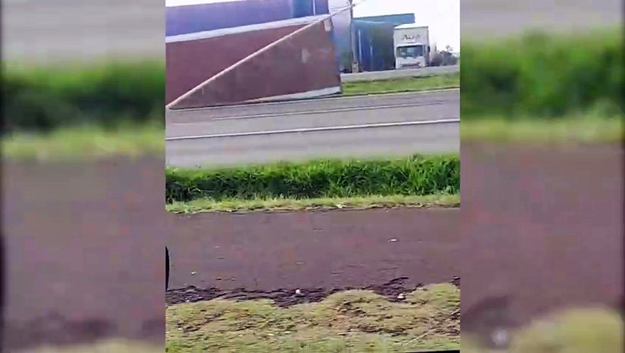 Vídeo mostra homem abandonando caminhão tombado com cigarros e correndo a pé do BPFron