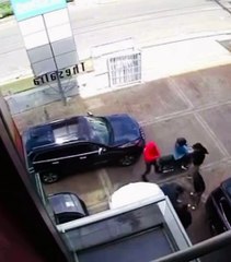 Momentos en que asaltantes ultiman a un hombre a plena luz del día en Arroyo Hondo