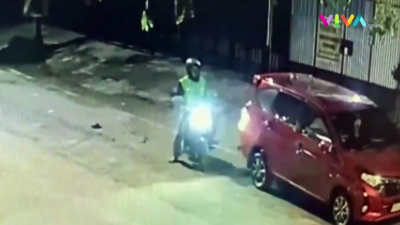 Teknik Pencurian Ban Serep Mobil, Aksi Pria Jaket Ojol Mulus