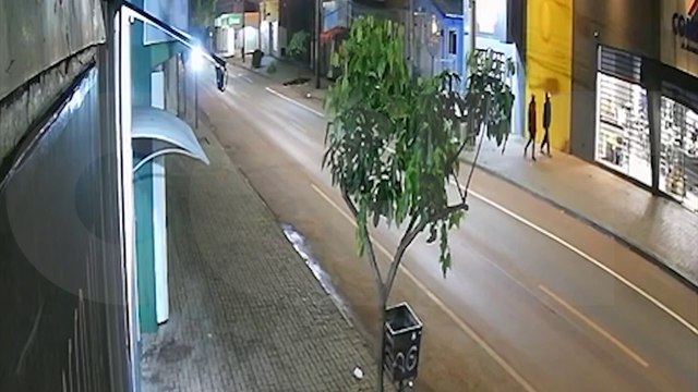 Vídeo mostra ladrões quebrando vidraça de empresa e realizando furto no Bairro Floresta