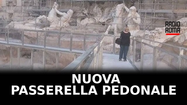 A Fontana di Trevi la passerella per camminare sul monumento