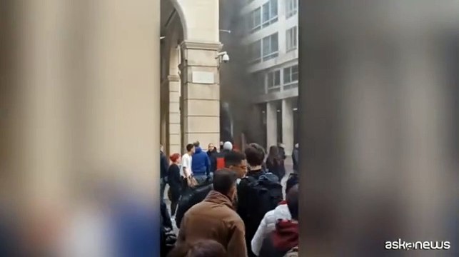 Le immagini dell'incendio in corso Vittorio Emanuele a Milano