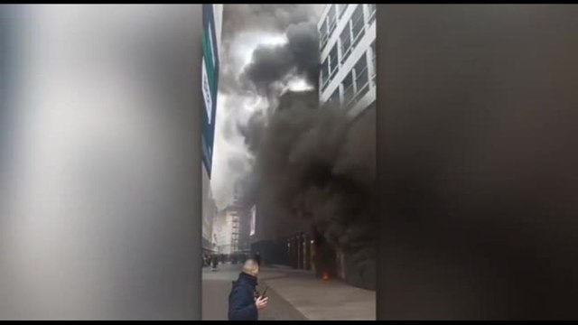 Le immagini dell'incendio in corso Vittorio Emanuele a Milano