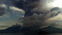 Un volcán en Indonesia vuelve a entrar en erupción tras varios días consecutivos