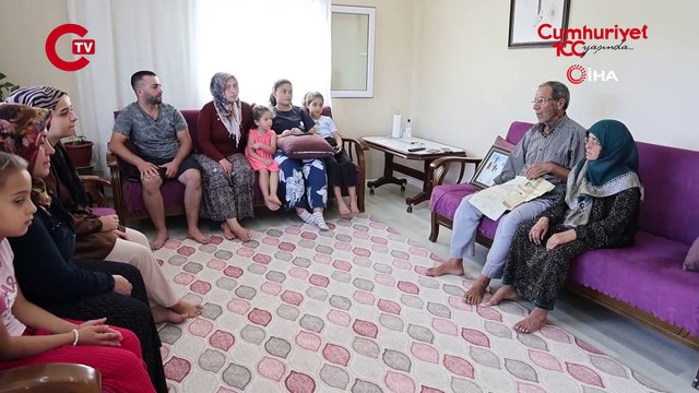 83 yaşındaki Mehmet Amca, 1954 yılında ilk kez ezberlediği ‘Atamın Ölümü' şiirini yıllardır ilk heyecanıyla okuyor