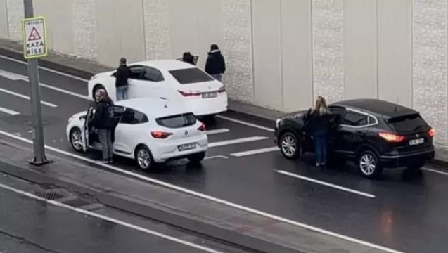 İstanbul E-5’te saat 09.05’te Ata’ya saygı duruşu