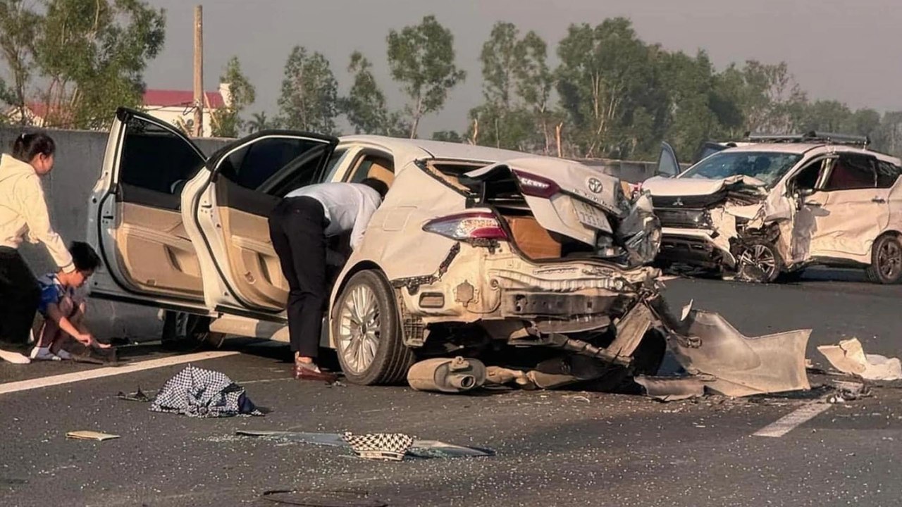 Tai nạn giao thông tại km67 cao tốc Hà Nội - Hải Phòng khiến hai ô tô hư hỏng nghiêm trọng