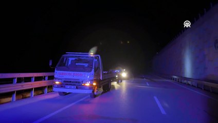Araç bariyerlere çarparak devrildi