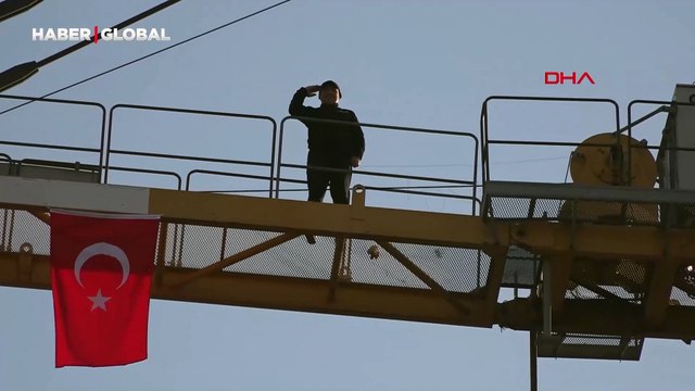 Yer gök O'nu andı: 80 metrelik kule vinçte Ata'ya saygı duruşu