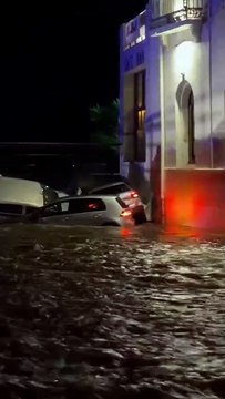 España: Torrencial lluvia inunda Cadaqués y arrastra más de 30 coches por la rambla