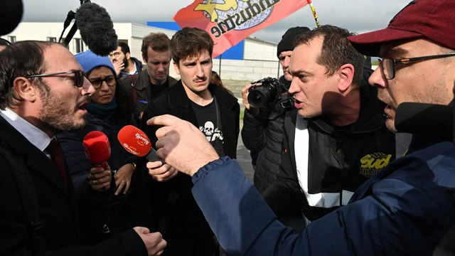 « Vous êtes un guignol » : un député LREM pris à partie par des salariés de Michelin en colère