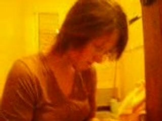 Alexis se cure le nez