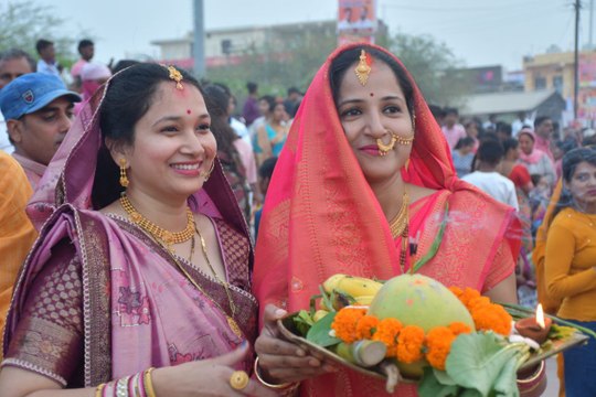 chhath puja: उगते सूर्य को अर्घ्य देकर मांगी परिवार की सुख-समृद्धि