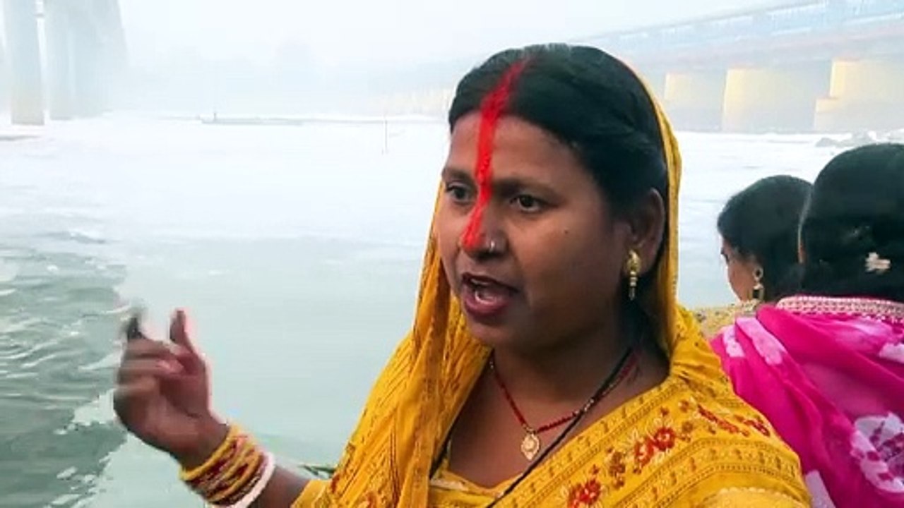 Milhares de indianos se banham nas águas sagradas e poluídas do rio Yamuna