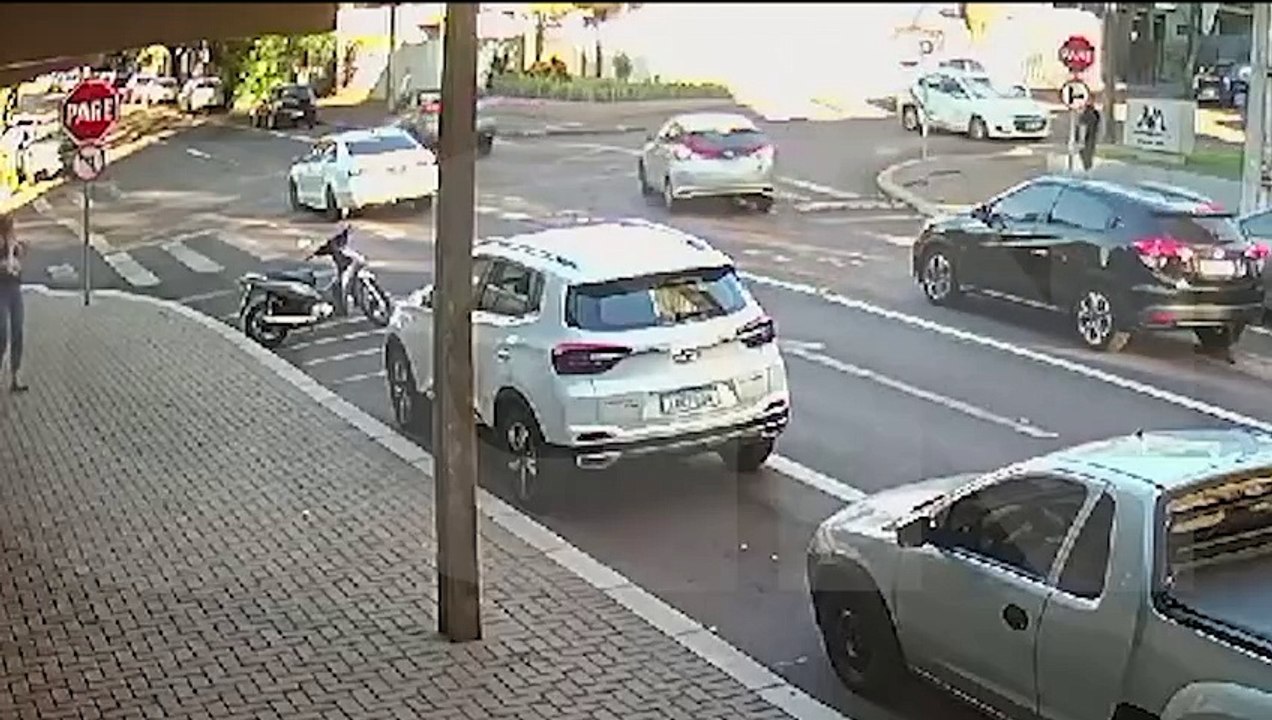Câmera registra acidente entre Onix e Fiat Toro no Centro