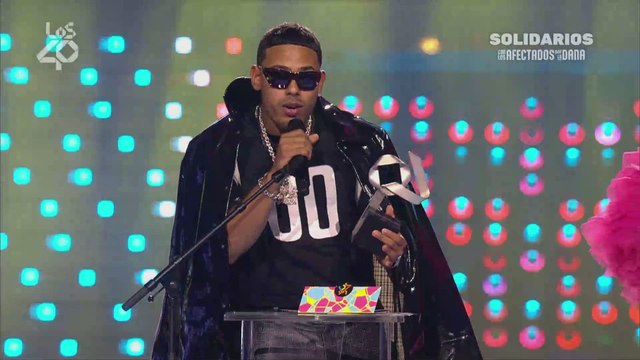 El cantante Myke Towers pide unos segundos de silencio por Valencia en LOS40 Music Awards