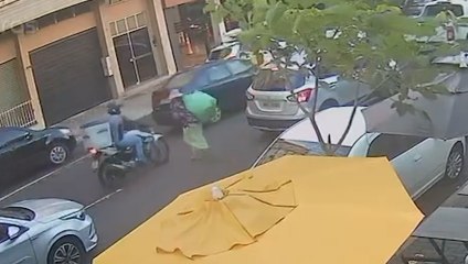 Imagem flagra pedestre sendo atropelada por moto no Centro de Cascavel