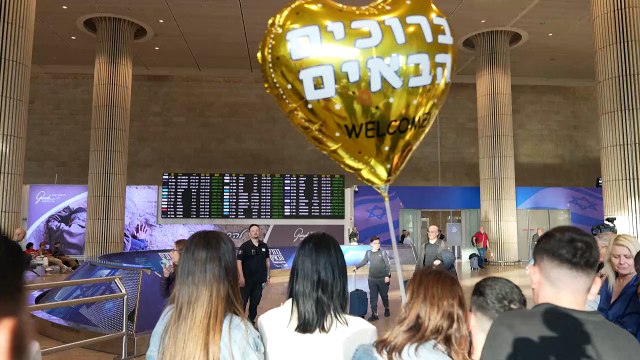 Hinchas israelíes regresan a casa tras los incidentes violentos en Ámsterdam