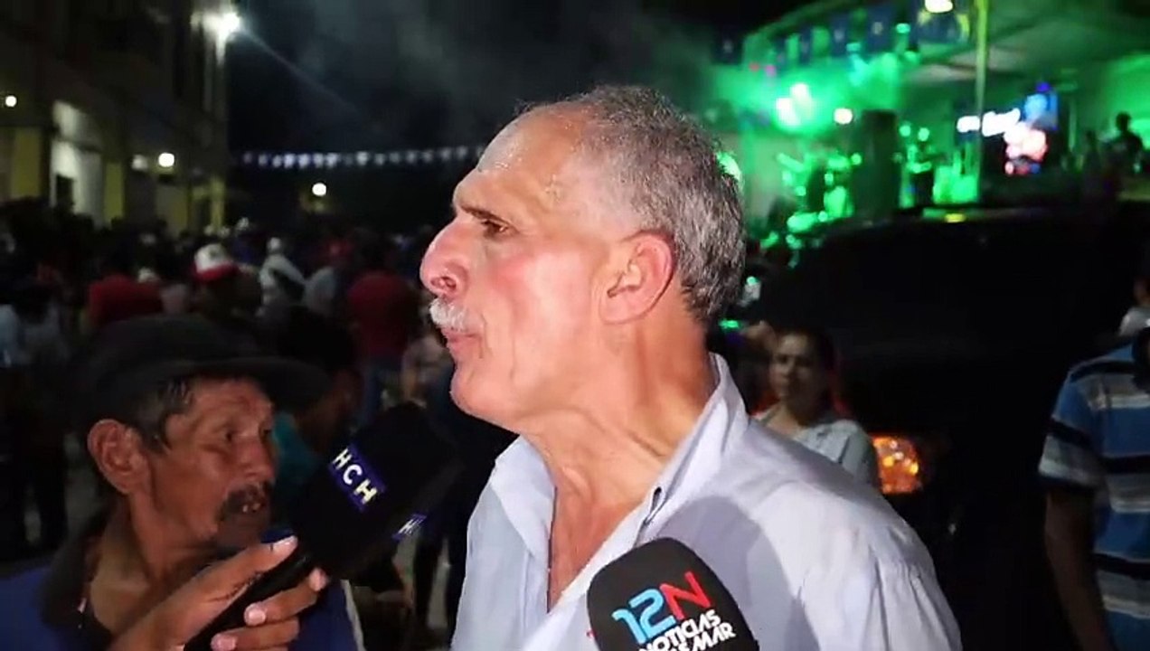 Movimiento ‘Papi a la Orden’ entrega planillas de precandidatos al CNE