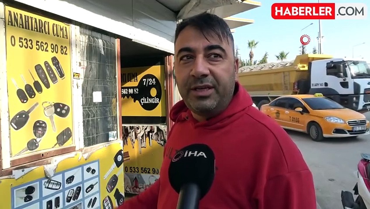 Kaldırımda telefon çalan hırsız güvenlik kameralarına yakalandı