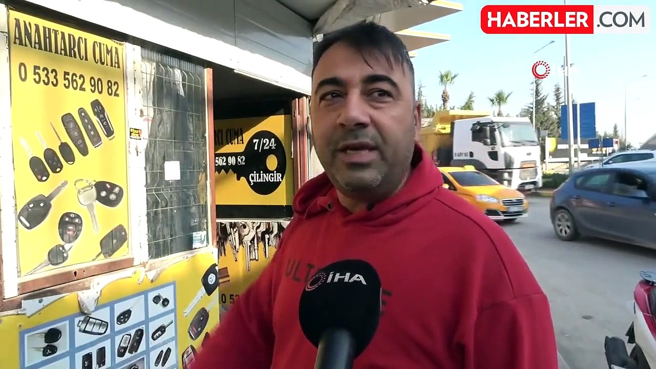 Kaldırımda telefon çalan hırsız güvenlik kameralarına yakalandı