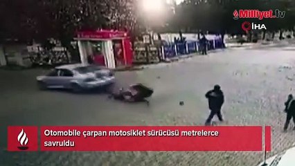 Otomobile çarpan motosiklet sürücüsü metrelerce savruldu