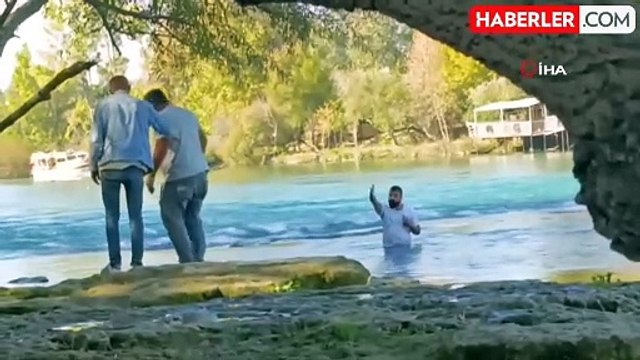 Buz Gibi Suda İntihar Girişimi: Polis İkna Etti