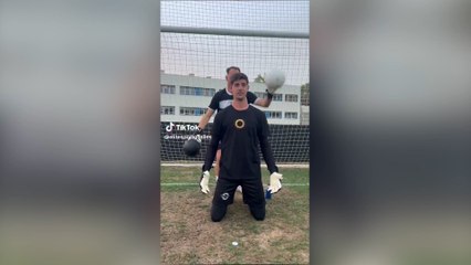 La broma viral a Courtois entrenando sus reflejos